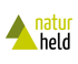 Logo der Marke naturheld mit zwei stilisierten grünen Dreiecken neben dem Markennamen in Hellgrün und Schwarz.