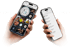 Zwei Hände halten iPhones mit der GesundheitsPark Kalle App, die Trainingspläne und Kursübersicht zeigt.