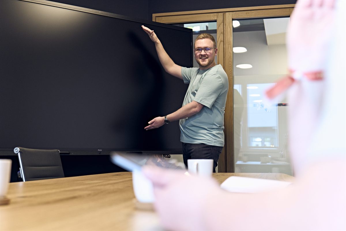Steuerberater Michael Unnerstall erläutert die E-Rechnungspflicht im Besprechungsraum am Bildschirm