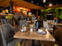 Kaffeetisch mit Getränken in einem modernen Café mit Bar in Oberrfendorf
