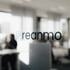 Freanmo-Logo auf einer Glastür mit verschwommenem Büro und einer Person im Hintergrund.