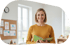 Souverän lächelnde Pädagogin, die ein Kinderbuch in der Hand hält