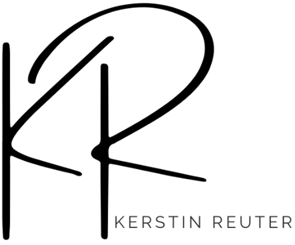 Schwarzes Logo "KR" in kursiver Schrift, darunter "KERSTIN REUTER" in Großbuchstaben auf dunklem Hintergrund.