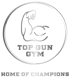 Silbernes Logo auf grünem Hintergrund mit bizepsförmigem Arm und den Worten „TOP GUN GYM“ und „HOME OF CHAMPIONS“.