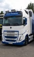 Weiß-blauer Volvo LKW von Eckert-Transporte mit Kennzeichen SPN ET 330 auf einem Parkplatz.