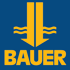 Gelbes BAUER-Logo mit zwei vertikalen Pfeilen, die nach unten zeigen, und zwei Wellenlinien auf blauem Hintergrund.