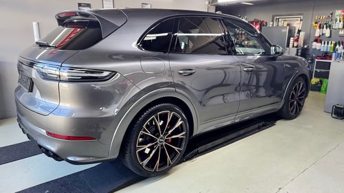 Porsche Cayenne in der Werkstatt