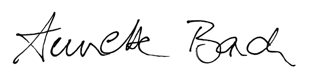 Handschriftliche Signatur von Annette Bach in grauer Schreibschrift auf schwarzem Hintergrund.