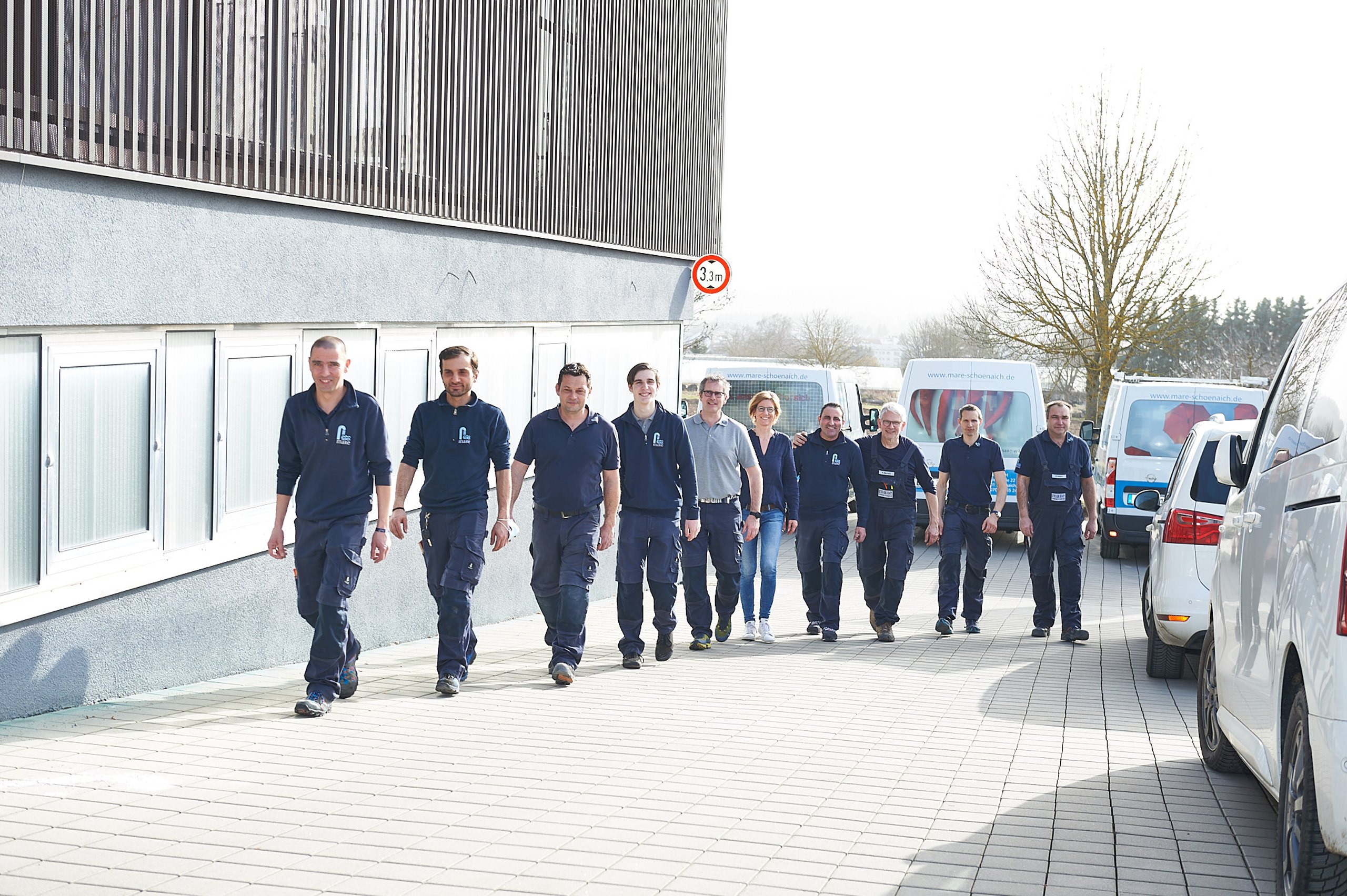Das Team der maRe GmbH vor dem Firmengebäude