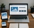 Laptop und Tablet mit geöffneter Webdesign-Vorschau auf einem Schreibtisch – Symbolbild für responsive Webentwicklung.