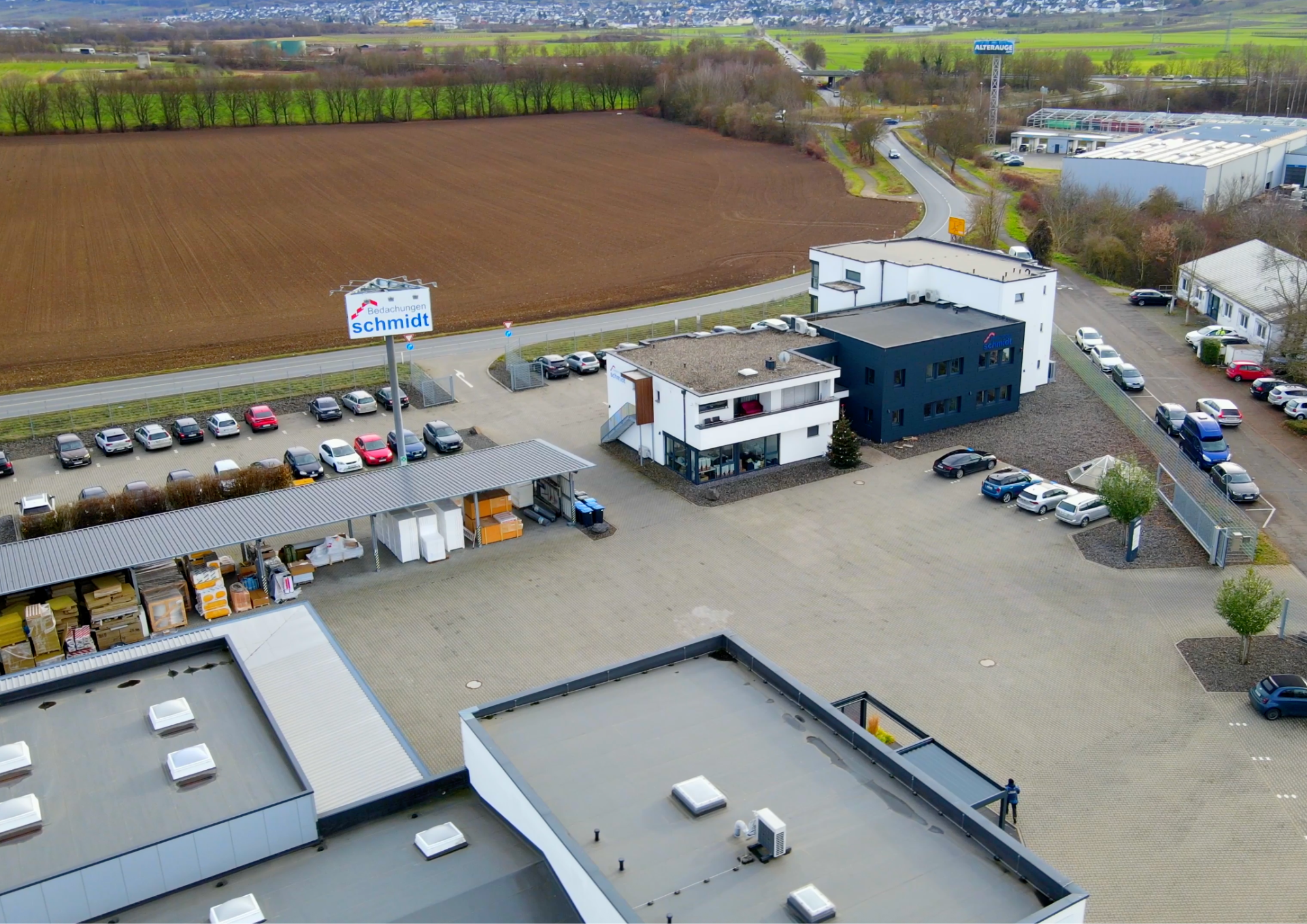 Steildach in Sanierung mit teils verlegten Dachpfannen