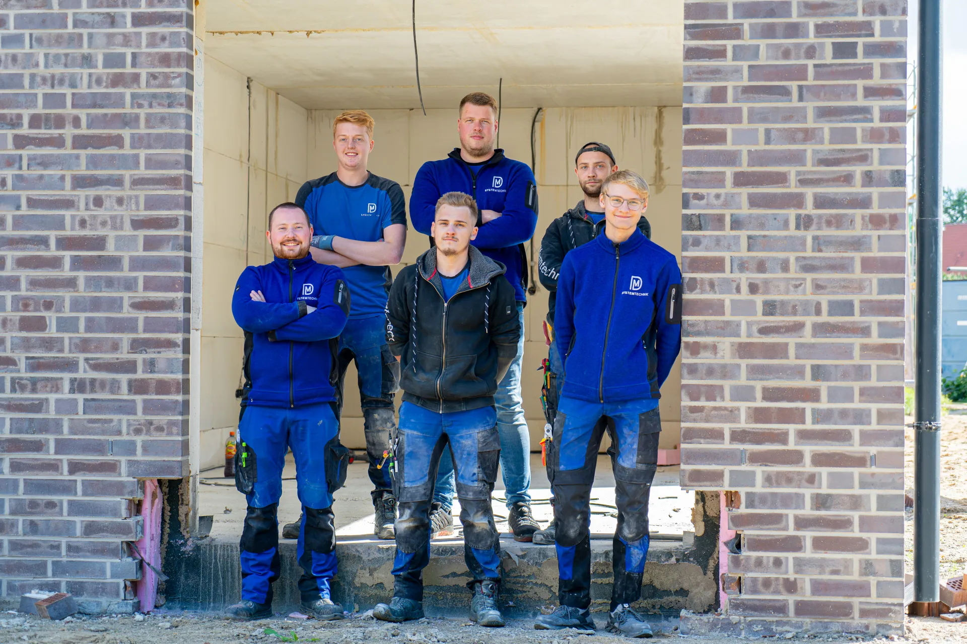 Team von DM Systemtechnik bei der Arbeit