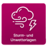 Magenta-farbenes Icon mit weißem Wolken-Blitz-Symbol und Text "Sturm- und Unwetterlagen" - Katastrophenschutz-Software Notfall- und Krisenmanager (NKM®).