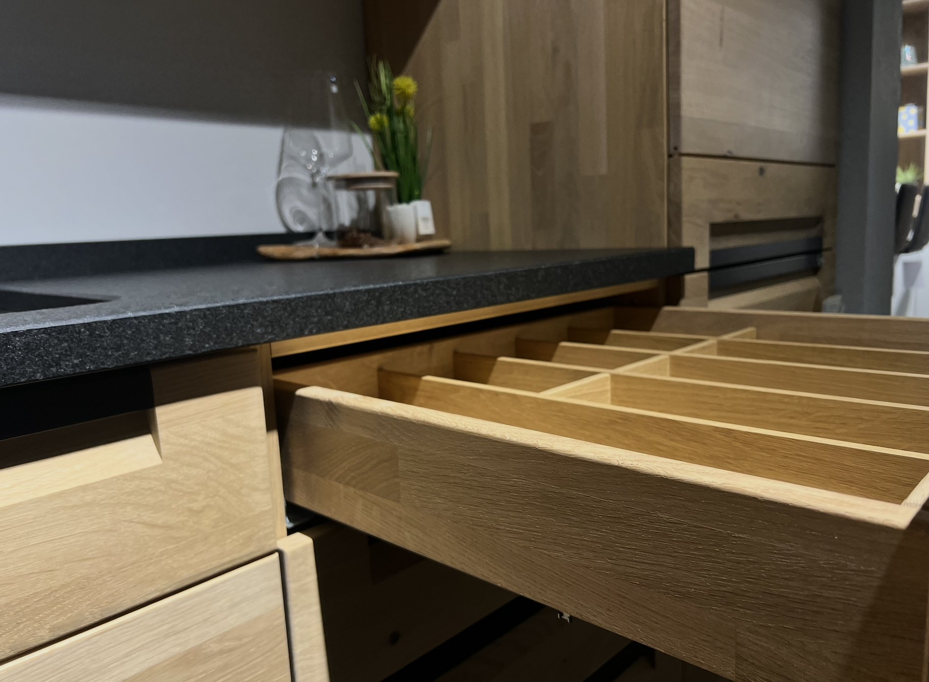 Massivholz-Schublade mit Besteckeinsatz aus Eiche in einer Decker Küche bei Küchen Graf