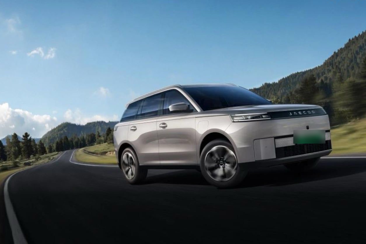 Jaecoo 5 EV in Silber auf der Landstraße