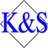 Blaue Buchstaben K & S in einem schwarzen, rautenförmigen Umriss.