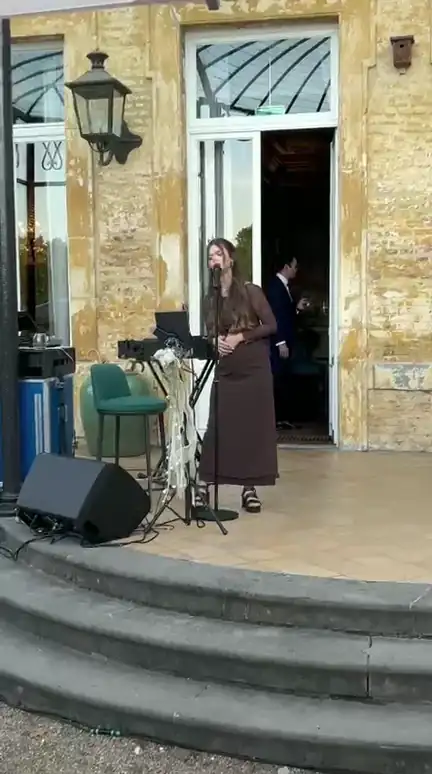 Rebekka singt auf der Terrasse beim Sektempfang