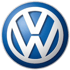 Das dreidimensionale Volkswagen Logo zeigt ein weißes V über einem W in einem Kreis auf blauem Hintergrund.