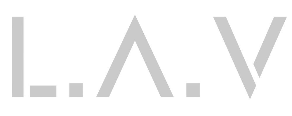 Der Text "L.A.V." in grau auf dunkelgrünem Hintergrund.