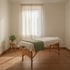 Ruhiger Massageraum mit Leinen und Tageslicht
