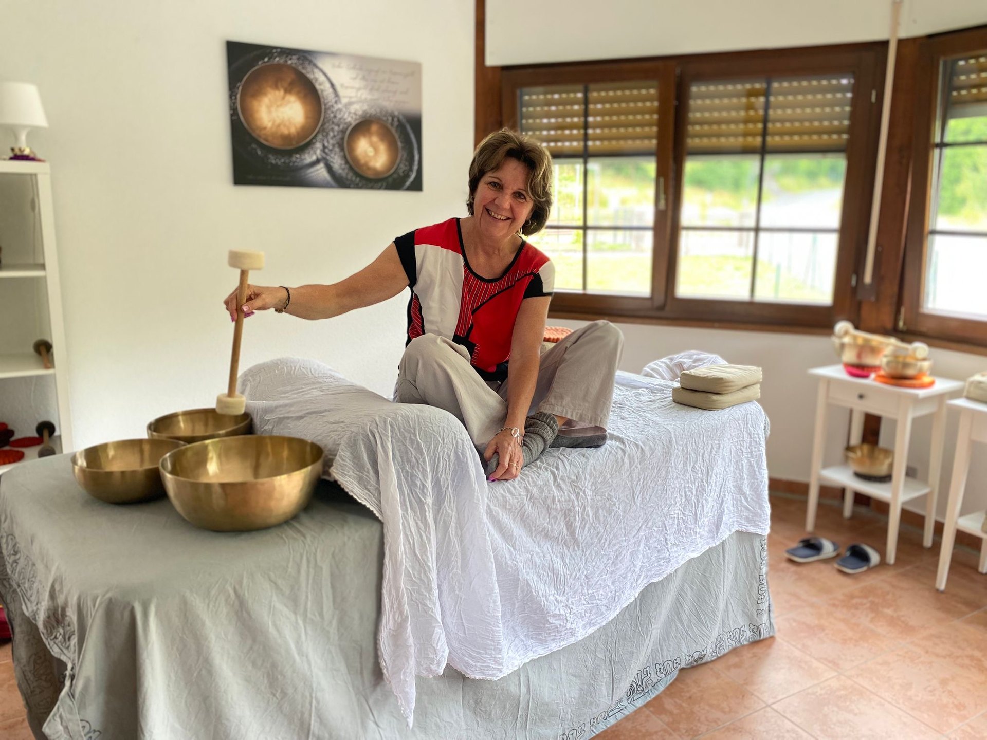 Antje Strahlendorff mit Klangschalen in der Klang-Oase