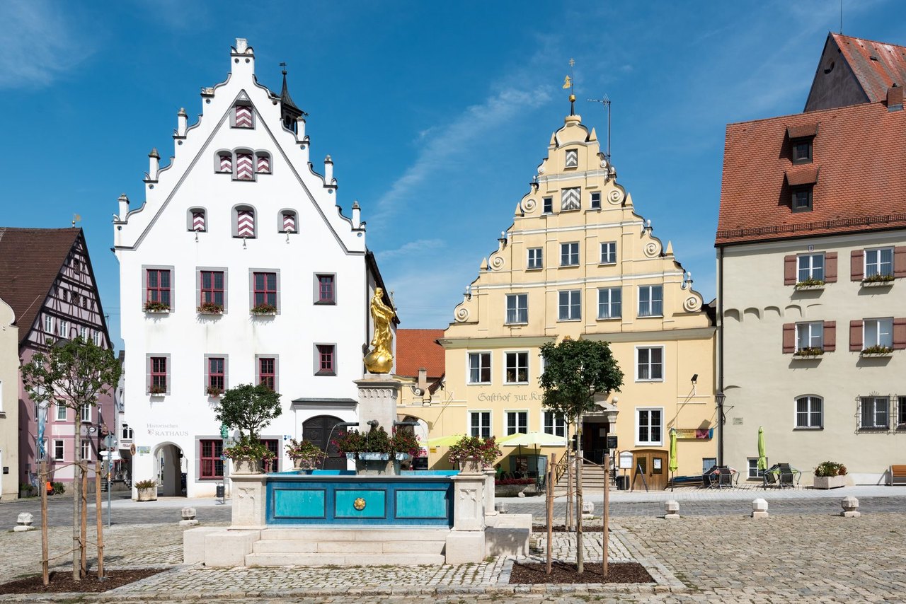 Marktplatz von Wemding mit Marktbrunnen