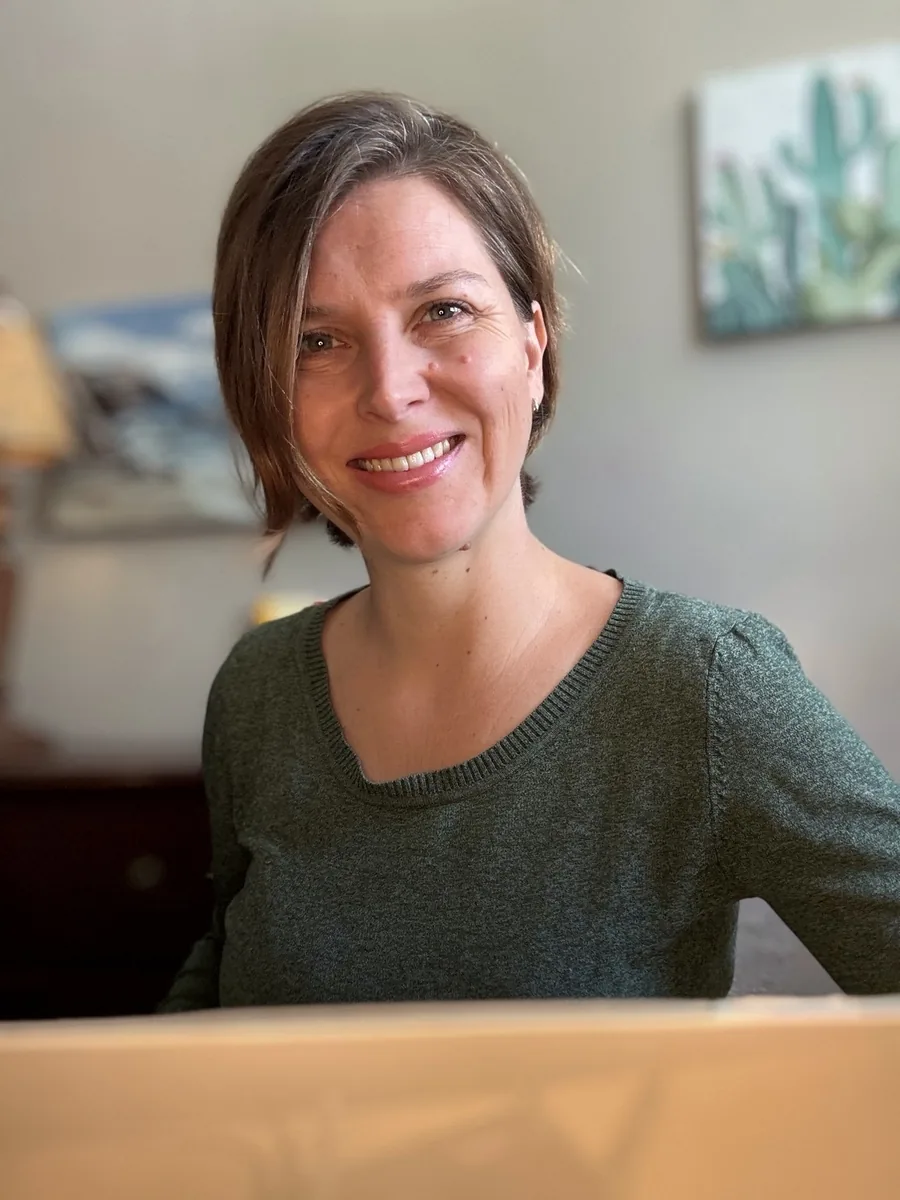 Lisa Kranz in ihrem Arbeitszimmer, hinter dem Laptop im Online-Unterricht