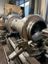 Großteil auf CNC-Drehmaschine mit Spannmittel und Werkzeugaufnahme bei der Innenbearbeitung