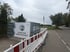 Abgesperrte Baustelle mit Firmenbanner vor der Gewerbehalle