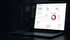 Laptop mit Dashboard-Software, die Datenvisualisierungen für Umsatz, Besucher und Bestellungen anzeigt.