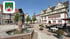 Marktplatz in Höxter mit Brunnenfigur, Fachwerkhäusern, Außengastronomie und dem Stadtwappen oben links.