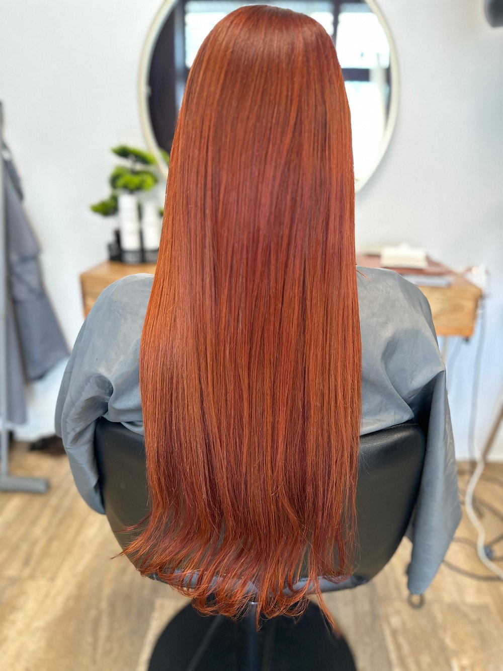 Kupferrotes Haar mit Tape-Extensions, nachher sehr lang und glatt geföhnt