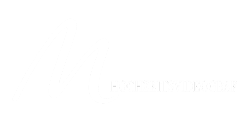Weißes geschwungenes "M" mit dem Text "HOCHZEITSVIDEOGRAF" auf dunkelgrünem Hintergrund. Logo Hochzeitsvideograf Markus Schnurr