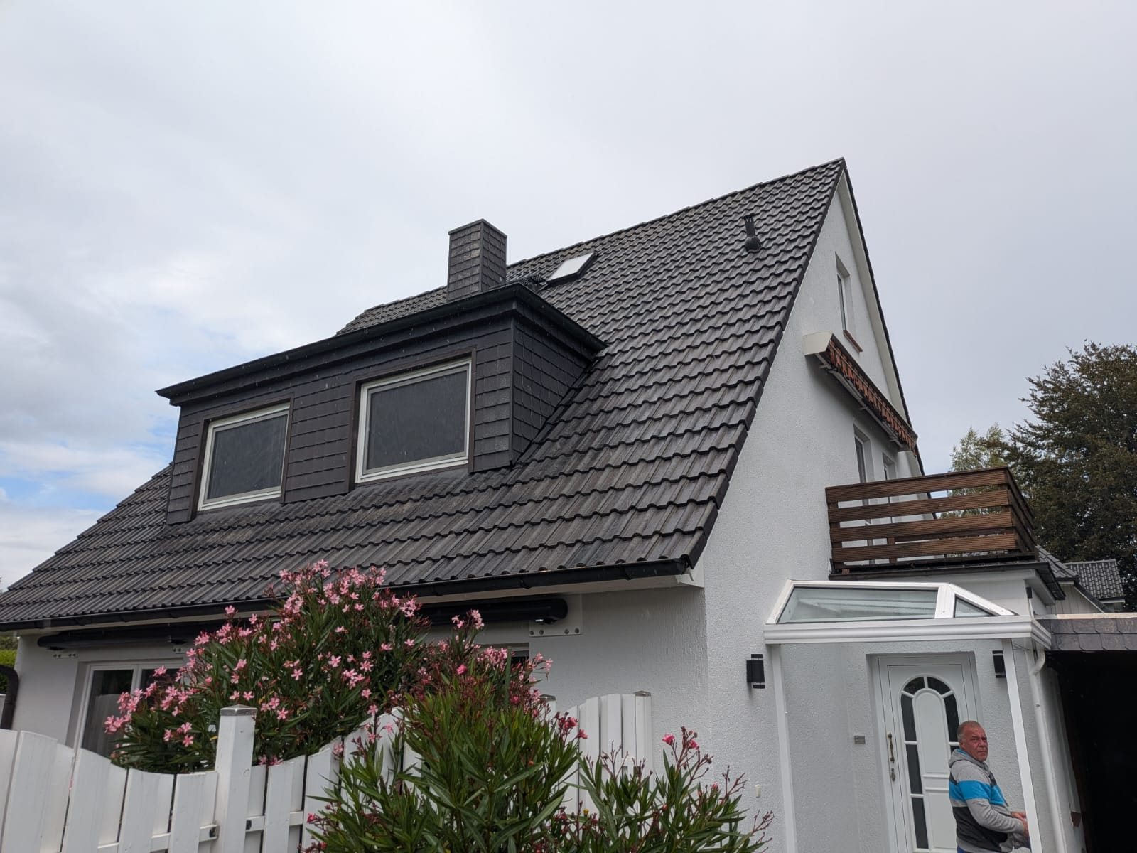 Haus mit rot beschichtetem Dach und Photovoltaik-Anlage
