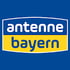 Antenne Bayern Logo mit weißem "antenne" auf blauem Hintergrund und gelbem "bayern" auf blauem Hintergrund.