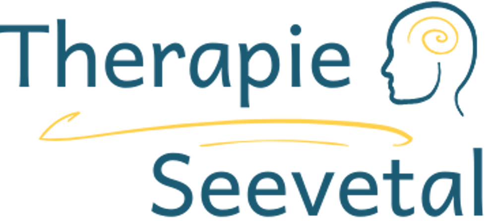 Logo der Therapie Seevetal mit blauem Schriftzug, gelber Trennlinie und Kopf-Profil mit Spiralsymbol auf schwarzem Grund.