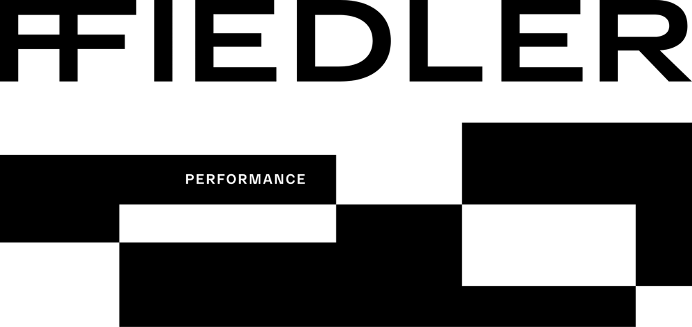 Schwarzer Text „FFIEDLER“ auf dunkelgrünem Hintergrund, darunter „PERFORMANCE“ mit weißen Rechtecken.