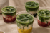 Vier Gläser mit verschiedenen Kreationen von Matcha.