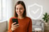 Frau schaut aufs Handy 
