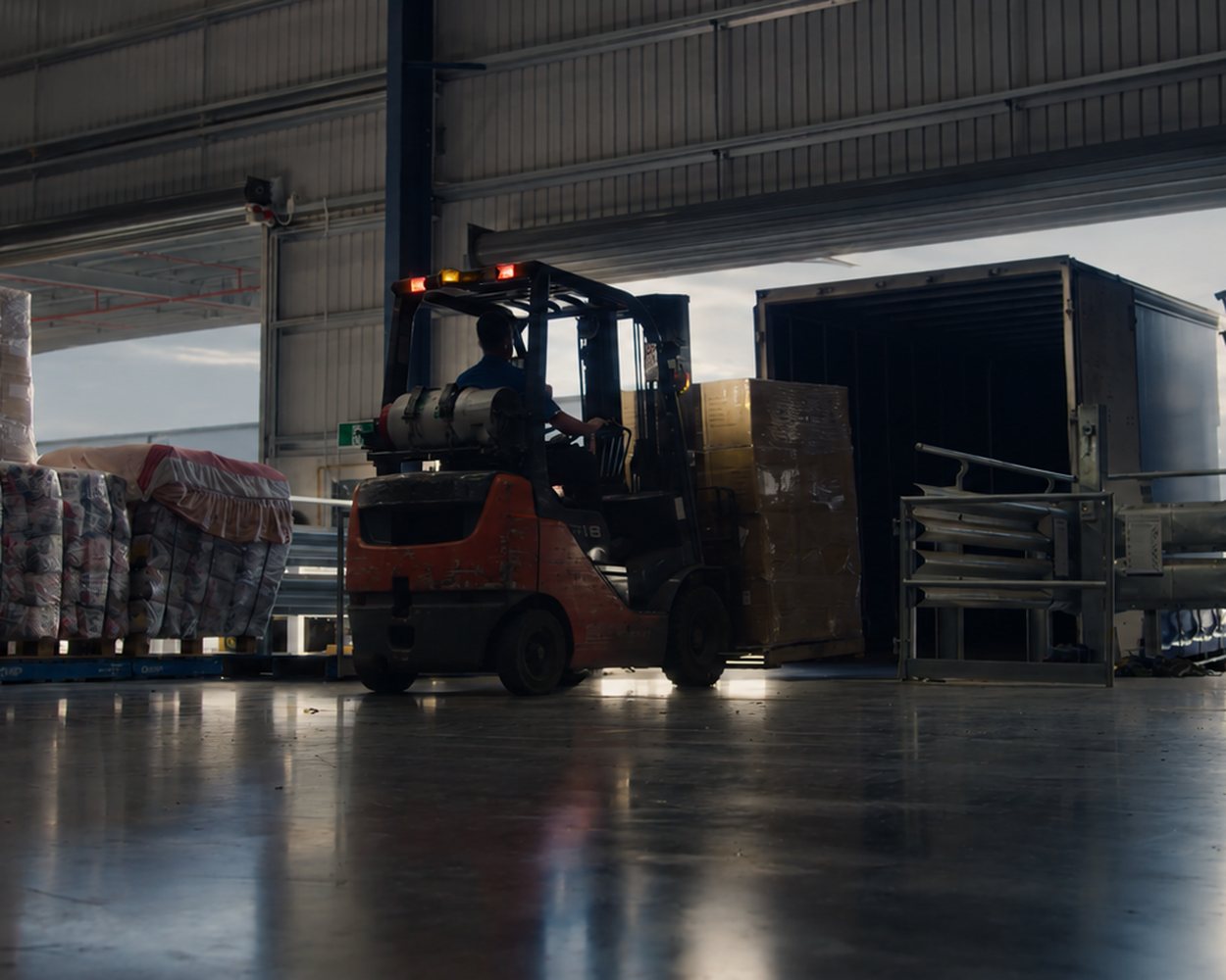 Sammelcontainer wird beladen