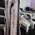 BODYdesigner Lymphdrainage-Anzug und Steuergerät in einem Behandlungsraum mit Liegen.
