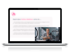Laptop zeigt Webinar-Bildschirm mit Frau, die ein Buch hält und in ein Mikrofon spricht.