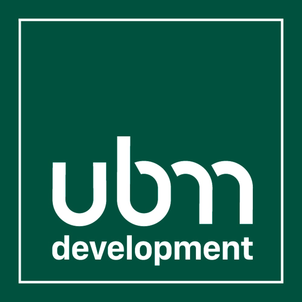 UBM Development Logo auf dunkelgrünem Hintergrund mit weißem Rahmen.