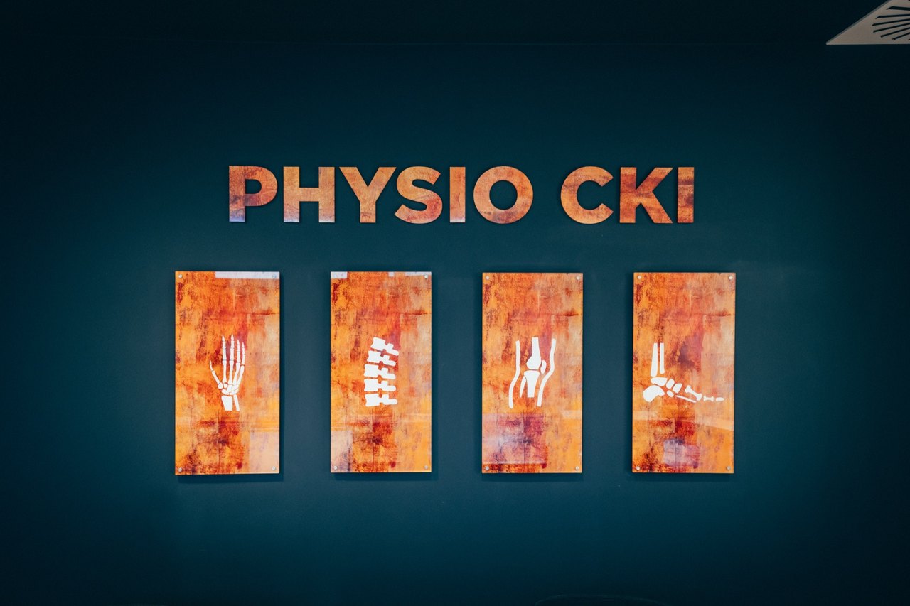 Logowand von Physio CKI in der Praxis Düsseldorf-Oberkassel