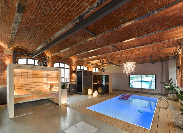 Ausstellungsbereich mit Holzsauna und eingelassenem Pool