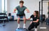 AI Generated: Ein Mann und eine Frau führen Übungen auf einem Balanceball durch, um ihre Stabilität und Fitness zu verbessern.