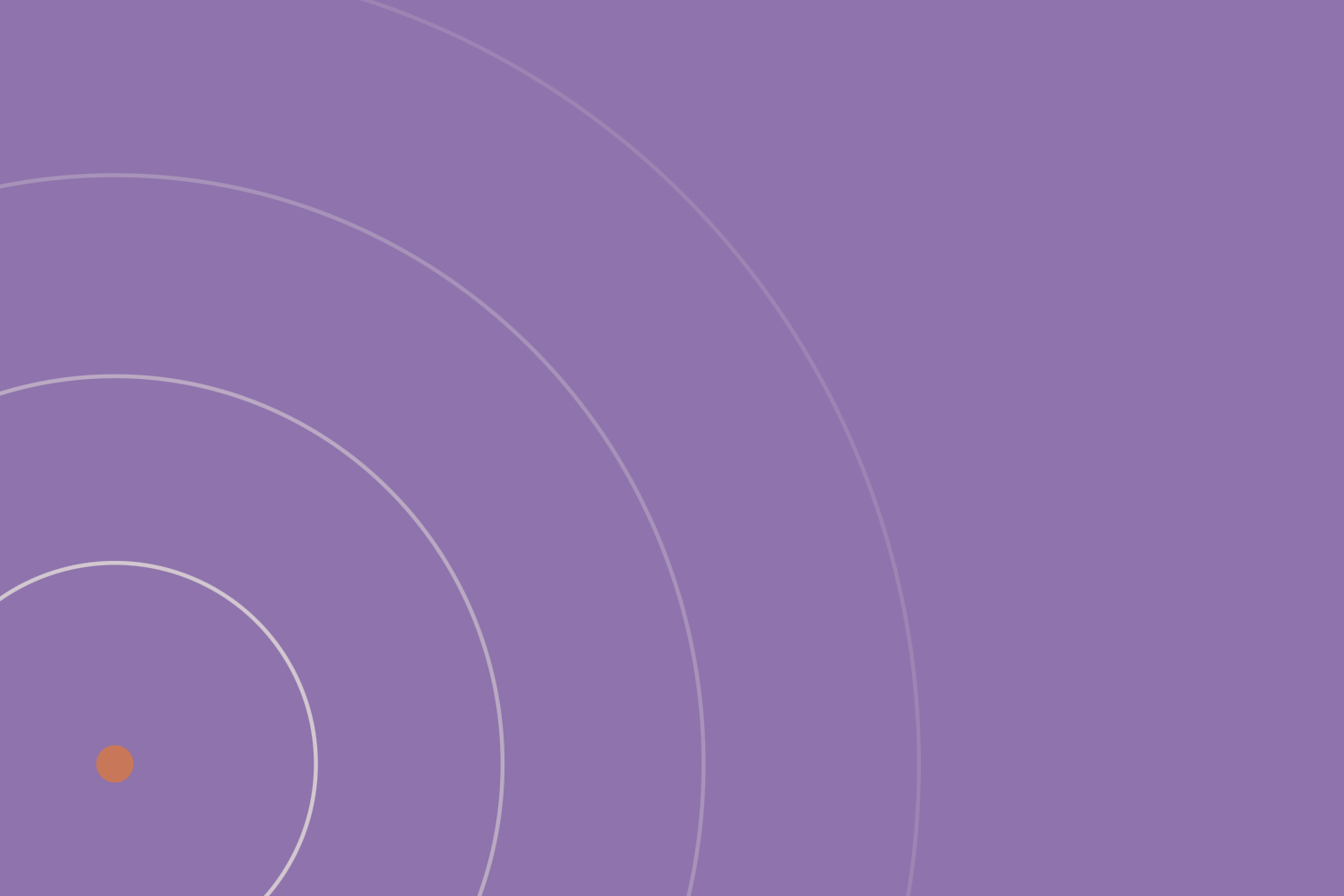 Konzentrische Lavendel-Halbkreise auf Violett mit Terrakotta-Punkt – ein System im Standby: nie ganz aus, nie ganz an.
