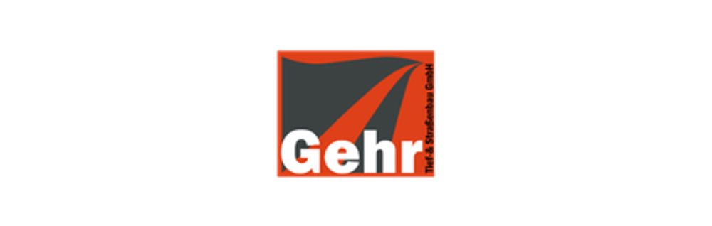 Logo der Gehr Tief- & Straßenbau GmbH mit weißem Schriftzug auf orangefarbenem Quadrat und stilisierter Straße.