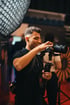 Videograf von Amro Media filmt ein Produktvideo mit Kamera und Gimbal während des Drehtags