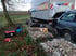 LKW der Firma Wasser-Wärme Schröder neben einem PKW, Generator und Gabionen auf einem Feldweg.